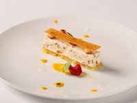 道内でも浦臼町で初秋の時期のみ収穫される神内マンゴーを、フランスの伝統的なアイスケーキ・ヌガーグラッセに。
*デザート一例です。通年でご用意しているものではございませんので、予めご了承ください。