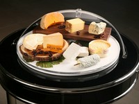 フランスではメインディッシュの後にチーズを食べる習慣が。タテルヨシノでは、道産のチーズを中心にゲストの好みやお腹の具合に合わせて切り分けるワゴンサービスが人気。初心者の方も安心して相談できます。