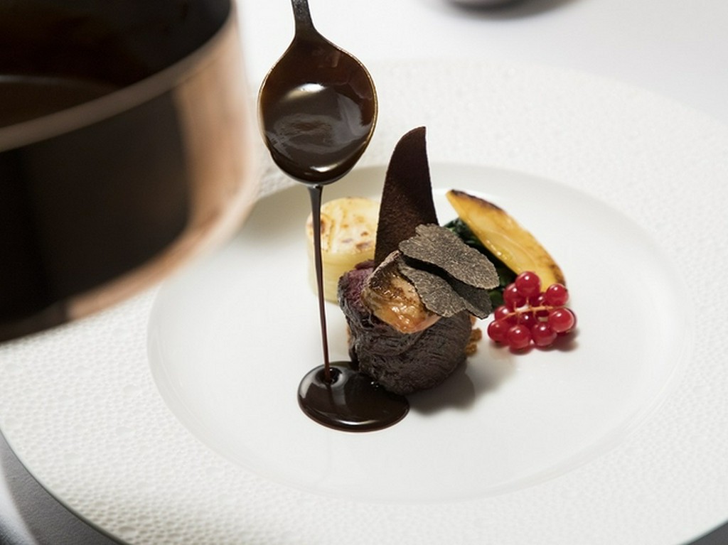 ～グランメゾンの味を空港で～フランスと北海道のテロワが薫るディナーコース