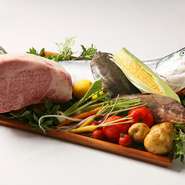 2008年の洞爺湖サミットで世界の要人を唸らせた白老牛（しらおいぎゅう）や、岩見沢のフェザン、ピジョンなど、北海道ならではの食材を厳選仕入れ。フレンチの技と素材の出会いが、新たなおいしさを生み出します。