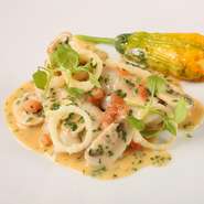 さまざまな素材が揃う、食材の宝庫・北海道。なかでも新鮮な海鮮は、外せない魅力の一つです。ハッカクなど、他県にほとんど流通しない食材も積極的に取り入れ、素材に合わせた調理法で極上フレンチに昇華させます。