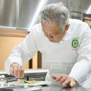 「料理をつくる際に、第一に考えるのは常にお客さまのこと」と語る吉野シェフ。「食べて欲しい」「味わってもらいたい」の気持ちが根底にある料理だから、直感的な感動がダイレクトに伝わります。