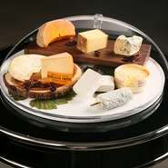 新鮮な乳製品や野菜、ジビエを含む肉、魚介など、北の大地でしか出会えない珍しい食材を、新鮮な状態で味わえる同店。その魅力は経験豊富な料理人をも虜にするほどだとか。北海道を訪れたら、ぜひ立ち寄って。