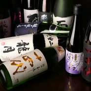 酒好き店主の選りすぐりを厳選。「料理に合うもの」を基準に仕入れる、全国各地の地酒が豊富にラインナップされています。地酒・焼酎・季節酒・希少酒などを定期的に入れ替え、常時20種以上が取り揃えられています。