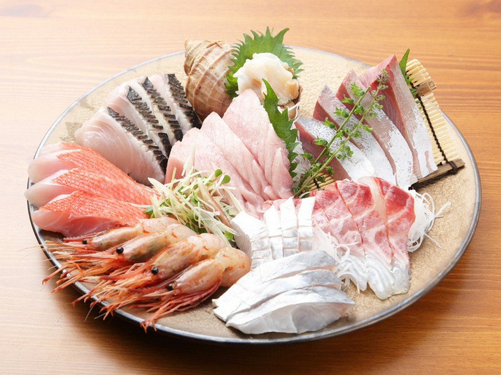 市場直送の新鮮な魚介を豪華に盛り付け。仕入れで変わるラインナップも愉しみのひとつ『おまかせ7点盛り』