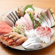 元魚屋の店主は夫婦ともに「日本さかな検定（ととけん）」に合格するほどの魚好き。その店主の目利きで仕入れる、市場直送の新鮮な魚介を豪華に盛り付けた一品は、仕入れで変わるラインナップも愉しみのひとつです。