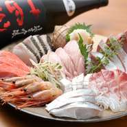 元魚屋の店主は夫婦ともに「日本さかな検定（ととけん）」に合格するほどの魚好き。その店主の目利きで仕入れる、市場直送の新鮮な魚介を豪華に盛り付けた一品は、仕入れで変わるラインナップも愉しみのひとつです。
