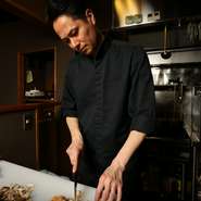 来店された方におすすめの料理や食材、料理に合う日本酒を伝えるなどの会話を重視しています。また、元気の良い挨拶や返事、笑顔での接客などサービスの向上に努めている店です。