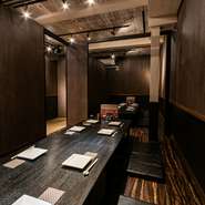 画像の全4部屋の4名用の個室は、可動式の仕切りを外せば、最大22名で使える個室に早変わり。人数に合わせて部屋の大きさを変えられるので、使い勝手が良く、すべて繋げるとちょっとした宴会にちょうどいい広さです。