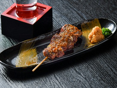 本日のおすすめより。絶妙な火入れ加減と生肉だからこそ、旨みたっぷりでしっとりした『生ラムたたき串』