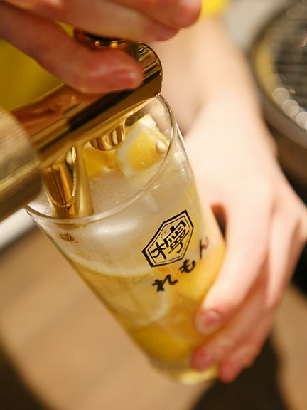 専用サーバーから注いで楽しむ、1時間ワンコインのレモンサワー