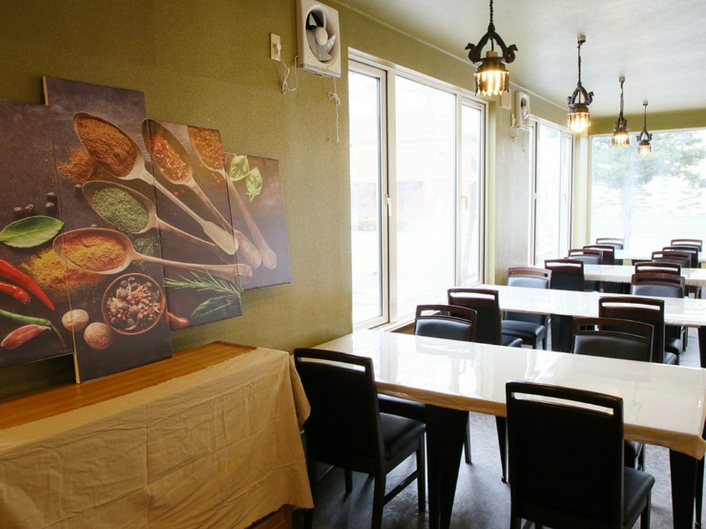 テーブル席　4名様用×4卓