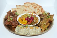 【内容】
・フライドチキン
・ミックスピクルス
・チーズナン
・ネパール餃子
・ネパール風豚串