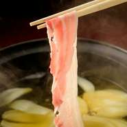 名物のしゃぶしゃぶで味わうあぐー豚は、沖縄が誇るブランド豚。さらに、色鮮やかな沖縄県産野菜もこだわりの素材です。鍋のほか、サラダや小鉢などで沖縄の美味を満喫できます。