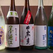 季節に応じて日本全国から選りすぐる種類豊富な日本酒。宮城県の『日高見』や『墨廼江』、秋田県の『角右衛門』といった遠く離れた東北の銘酒も、沖縄に居ながらオーダーできます。