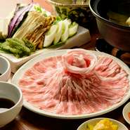 『しゃぶしゃぶ』に使用されている豚肉は、脂身が甘く優れた肉質を誇る「あぐー豚」を中心にさまざまな豚肉をオーナーが厳選。サシが入っているもののあっさりとしているため、何枚でも食べられるのが特徴です。