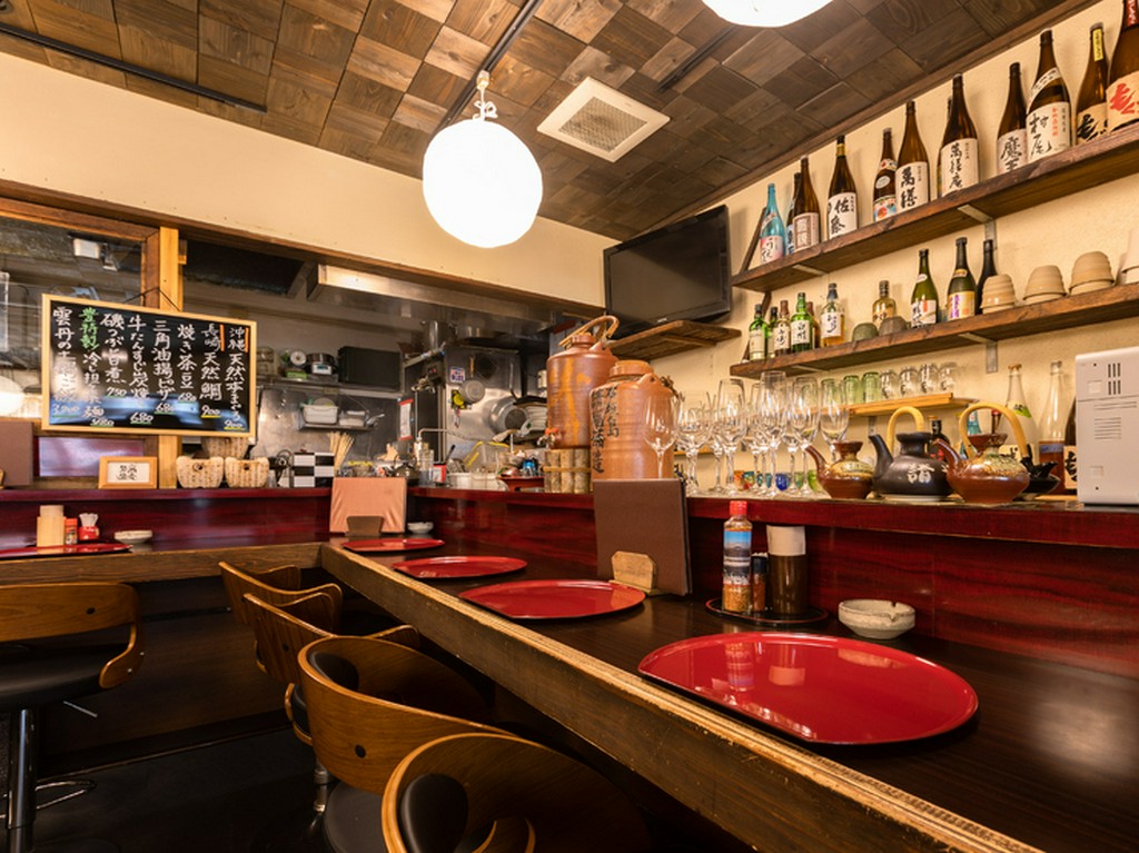 仕事帰りも仲間との時間も、ゆったりとくつろげる空間