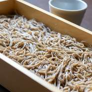 蕎麦には北海道産のそば粉が使われています。豊かな風味と食感を持つ北海道産そば粉を八割、小麦粉を二割加えた二八蕎麦。打ちたて・茹でたてのつるりとしたのど越しがたまりません。