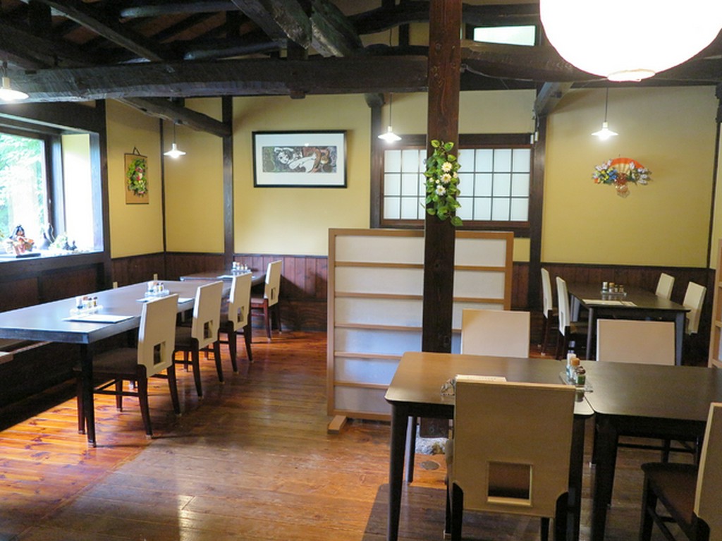 シックな雰囲気と居心地の良さを兼ね備えた空間