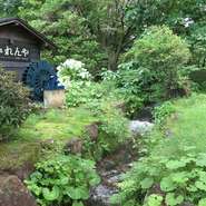 那須の自然の中で絶品蕎麦を堪能してください。

テラス席の近くには小川が流れれいます。
2席のみとなり、ご利用の際はスタッフへお声かけてください。