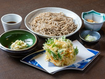 海老の旨みが口の中いっぱいに広がる『那須野菜と白海老かき揚げ蕎麦』（冷：温）