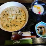 良質のたんぱく質をはじめカルシュウムや鉄分の量も多く、低カロリーで消化も良い。
蕎麦つゆと豆乳とのなめらかな味をお楽しみください。