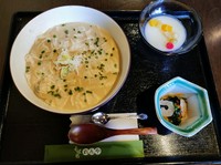 良質のたんぱく質をはじめカルシュウムや鉄分の量も多く、低カロリーで消化も良い。
蕎麦つゆと豆乳とのなめらかな味をお楽しみください。