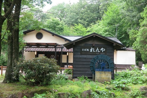 古民家風な建物と碧色の水車が目印。