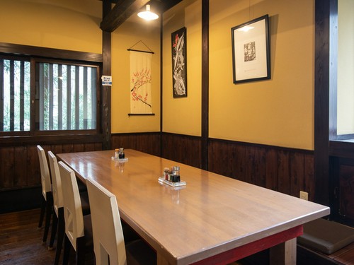 2名用～8名用まで人数に応じたテーブル席を完備