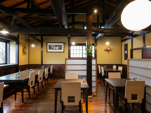 高い天井に梁が巡らされた開放感のある店内