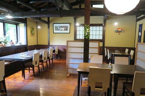 大きな窓の外に広がる那須の四季