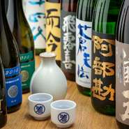 種類豊富な日本酒は、東北地方の地酒を中心に。定番の銘柄は勿論季節酒も常時10～20種類ほど用意されており、旬の食材がふんだんに使われた料理とあわせて堪能できます。