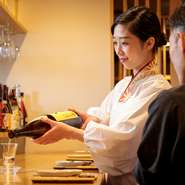 「おいしい食事を提供することは勿論、“人と人とのつながり”という価値の提供を添えていきたい」と話す青栁氏。スタッフ一人ひとりの人柄やゲストとの向き合い方が、付加価値となるようなお店を目指しています。