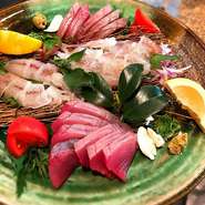 鰹(かつお)の藁焼きタタキやお刺身、金目鯛やシマアジなどなど、季節に応じた高知の海の幸も多数ご用意しております。