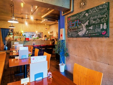 カジュアルな空間で味わう、お料理とお酒