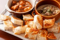 土佐あかうしモツ煮込み(赤 or 白) 自家製パンを添えて…