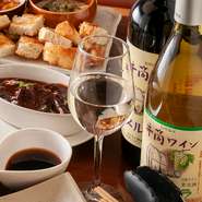 昭和8年、信州は桔梗ヶ原の地にワイン醸造メーカーとして創業以来、現在まで70有余年あまりの間、葡萄の栽培・収穫を背景に醸造から瓶詰までを一貫して行うワイナリー