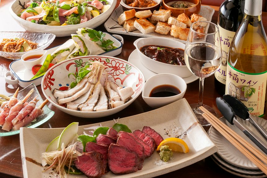 ミナトのオススメ料理を盛り込んだ、店主おまかせの2時間飲み放題付きコースです。(お一人様5500円〜)