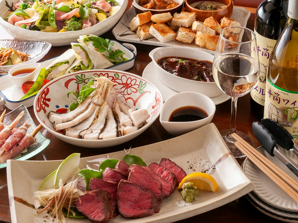 ミナトのオススメ料理を盛り込んだ、店主おまかせの２時間飲み放題付きコースです。(お一人様5500円～)