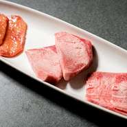 塩タン、厚切りタン、タレタンの盛り合わせ。

1925円(税込)
