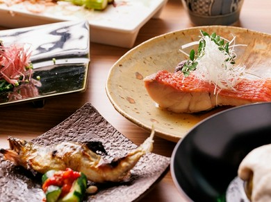 夜の緑園を眺めて過ごす、土佐の宴席…