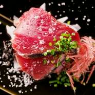 四季折々の厳選食材を多彩な味わい方でお楽しみいただけます。多彩なお酒と高知名産の旬食材で、料理を通して季節の移ろいを感じて頂くとともに、愛禅の世界へとご案内いたします。
