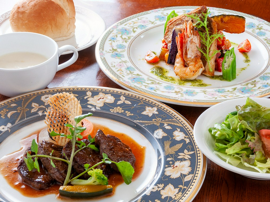 月替わりのおススメセット (スープ・サラダ・ライス or パン・デザート・珈琲 or 紅茶 付)