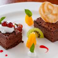 （一例：内容は都度変わります）
・チーズスフレ
・バスクチーズケーキ
・チョコレートケーキ
・ババロア
・シフォン
など..

※ドリンクとセット注文の場合、飲み物代150円引き