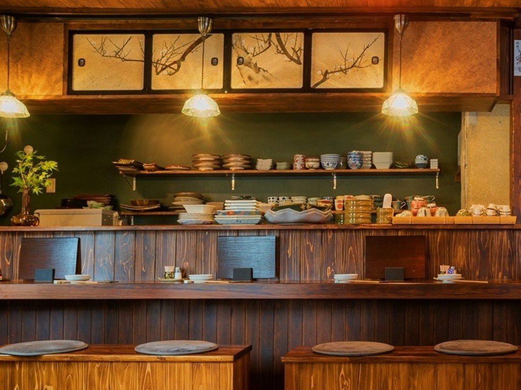 カウンター席で味わう、高知の旬味