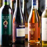 お酒のメニューはバリエーション豊かに揃っています。中でも、オーナーがこだわっているのはワイン。量販店などであまり販売されていない希少な日本のワインをはじめ、幅広い味わいでラインナップされています。