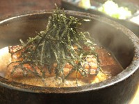 夏はスタミナ補給にぴったり。冬は熱々でいただけるのが嬉しい『石焼きうなぎまぶし』