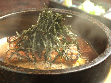 夏はスタミナ補給にぴったり。冬は熱々でいただけるのが嬉しい『石焼きうなぎまぶし』