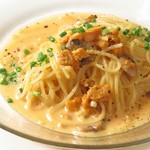 シェフ自慢のひと品です。生パスタに絡み合う雲丹のクリームソースは旨味が凝縮されていて味わい深いお料理です。