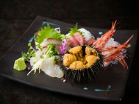 朝市でオーナーが目利きした魚介類は、鮮度も質も文句なし。内容は仕入れ次第の『お刺身盛り合わせ』
